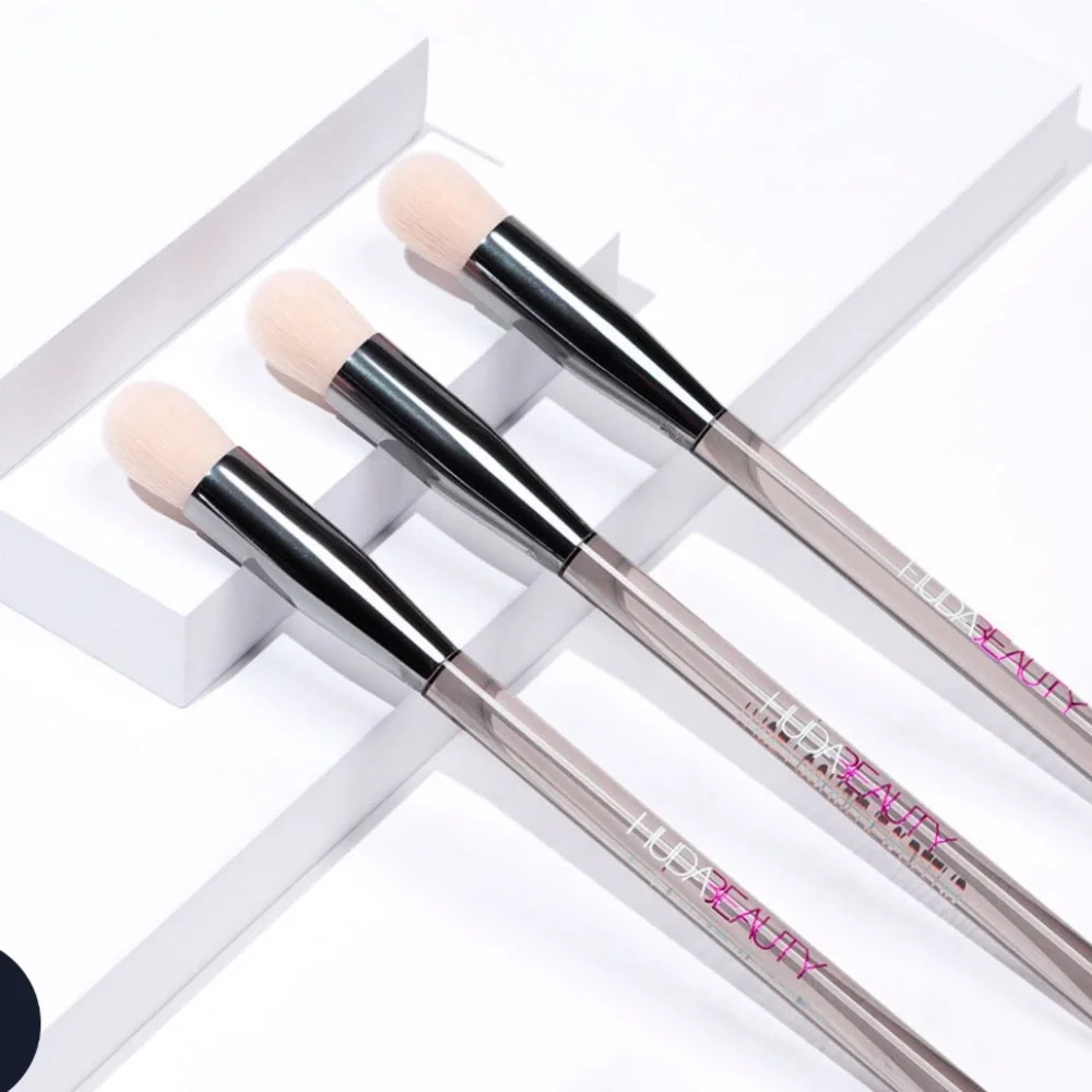 Huda Face Conceal & Blend Make Up Brush, single sided brush